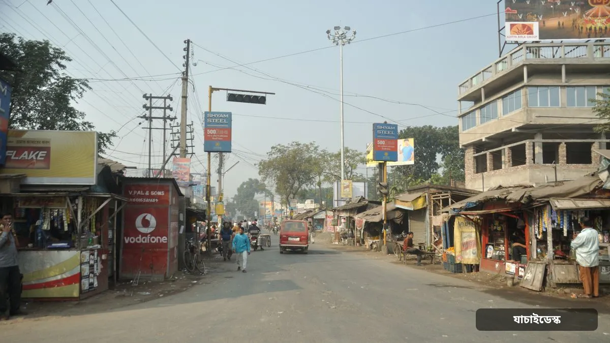 বরিশালে নিয়ন্ত্রণ হারিয়ে যাত্রীবাহী বাস পুকুরে, নিহত ১