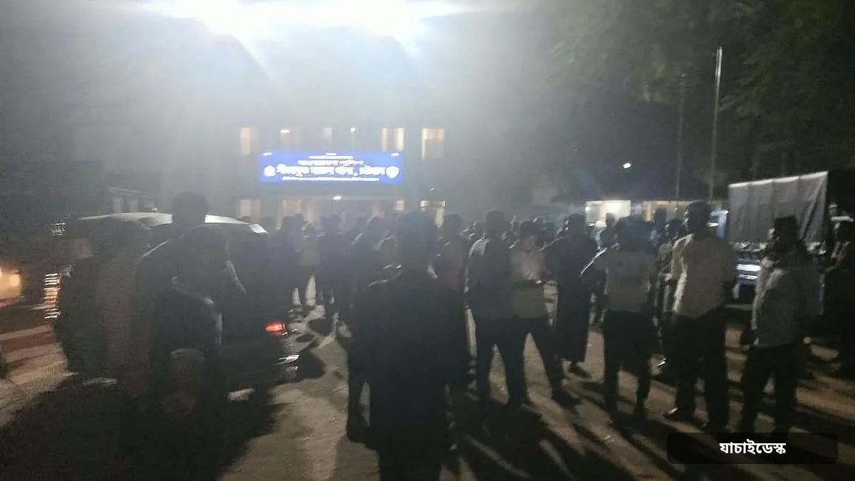 থানার সামনে পুলিশ সদস্যকে যুবদল নেতার মারধর, আটকের পর ছাড়া পেলেন বিএনপি নেতাদের জিম্মায়