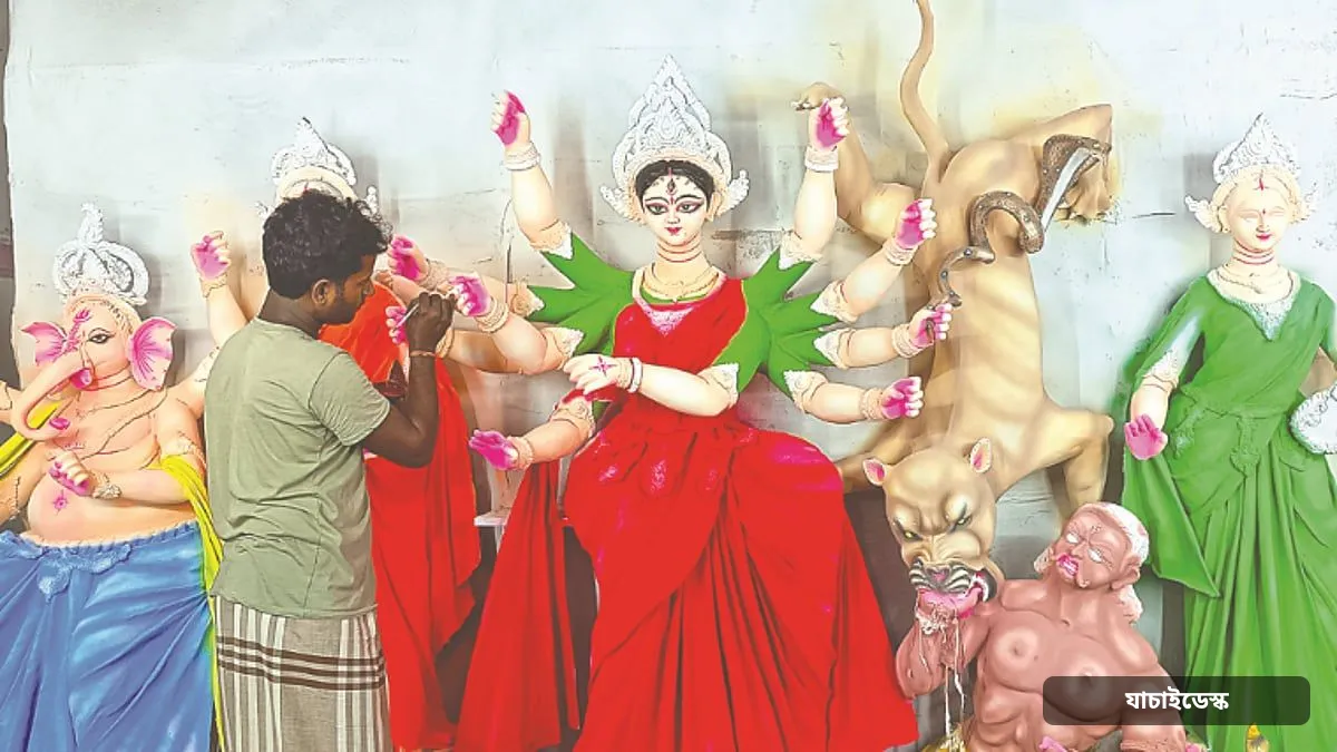 পাবনায় প্রতিমাশিল্পীদের সুনাম বাড়লেও আয় বাড়েনি