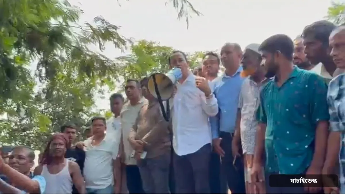 চার গ্রামের বাসিন্দাদের আবারও সংঘর্ষের প্রস্তুতি, পরিস্থিতি শান্ত করতে লাঠি হাতে এমপি