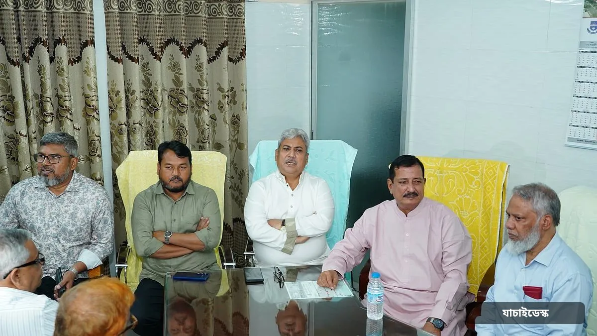 উপাচার্যকে চেয়ারে বসিয়ে ভূমিমন্ত্রী বললেন, ‘দুষ্কৃতকারীদের কোনো দলীয় পরিচয় নেই’