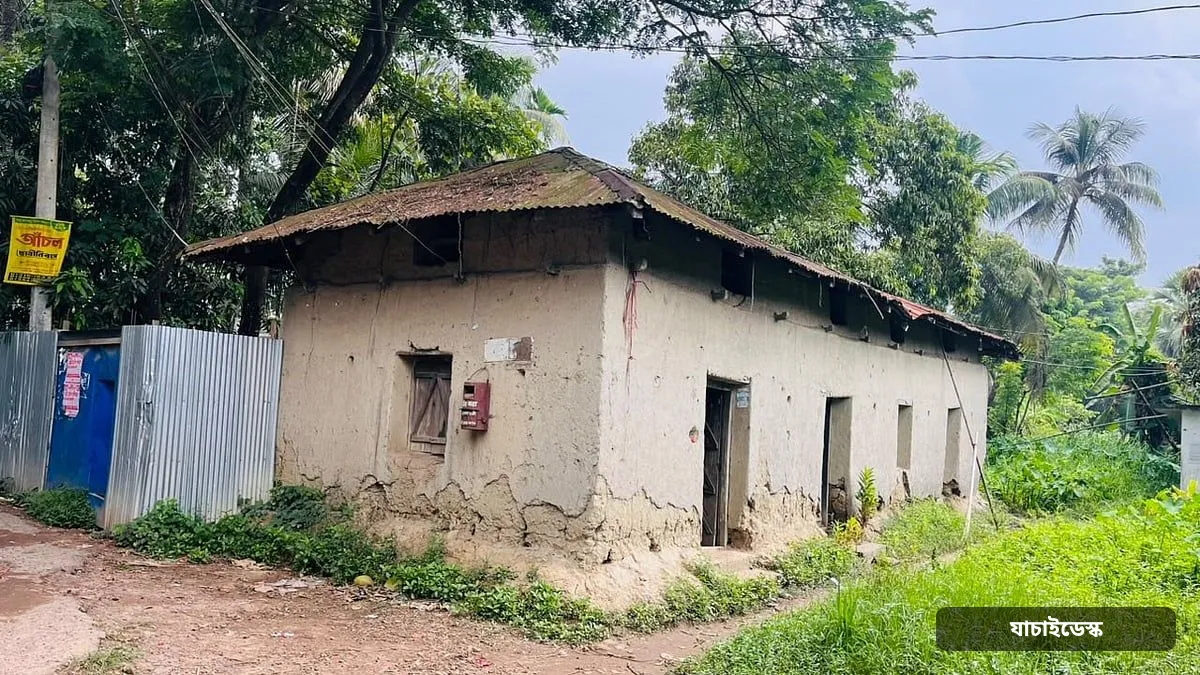 মাটির ঘরে ডাকঘর, ডাকবাক্স খোলা হয়, চিঠি থাকে না