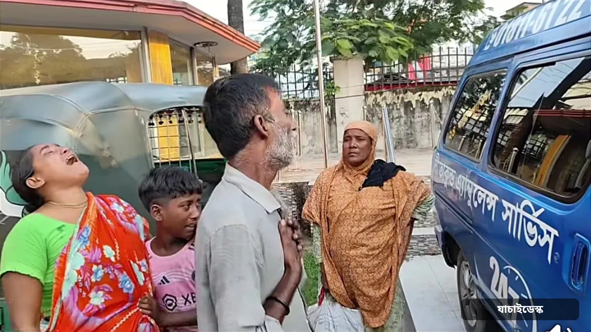 অ্যাম্বুলেন্সে মেয়ের লাশ, বাইরে বাবার আর্তনাদ, ‘বুকের ভেতর আগলে রেখেছিলাম তোরে’