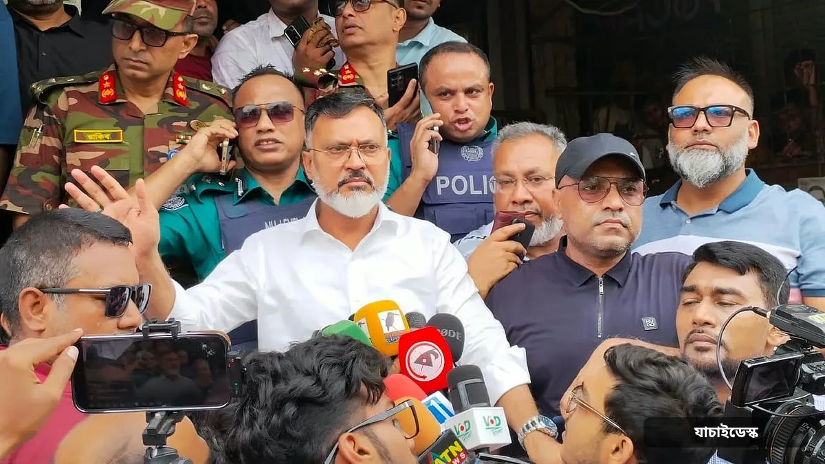 ‘ফুটপাত ভাঙতে এসে মার্কেটের ভেতরে ভেকু ঢোকানো হলো, ক্ষতির দায় কে নেবে’